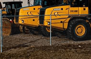 galvanized-chain-link-commercial-barbed-top--sager-fencing